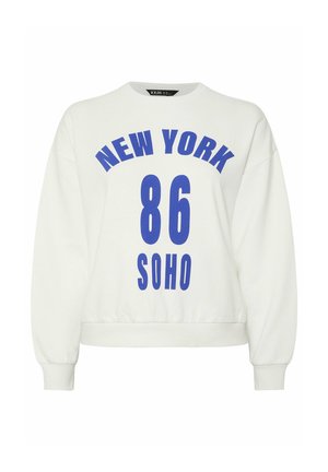 Witte sweatshirt met blauwe tekst "NEW YORK 86 SOHO." Heeft een ronde hals en ribgebreide manchet- en halsranden. Het materiaal lijkt zacht en gestructureerd.