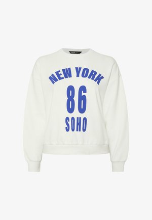 Weißes Sweatshirt mit blauer Schrift "NEW YORK 86 SOHO." Verfügt über einen Rundhalsausschnitt sowie gerippte Bündchen und Saum. Das Material wirkt weich und strukturiert.