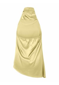 Robe dos nu en satin jaune clair avec buste ajusté, fermeture par boutons au niveau du cou, et jupe asymétrique drapée.
