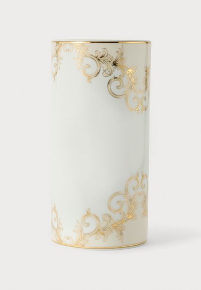 Grand vase en céramique blanche avec des motifs floraux dorés décoratifs près des bords supérieur et inférieur sur un fond uni.