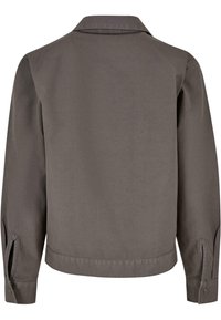 Chaqueta de algodón gris con cuello, mangas largas y puños abotonados. Presenta una textura suave y un corte recto, destinada para uso unisex.