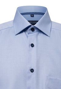Hellblaues, strukturiertes Hemd mit Knopfkragen, schwarzen Knöpfen und einem gemusterten Innenkragen. Mit einer Brusttasche.