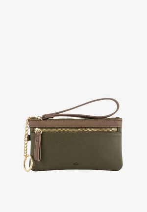 Pochette en cuir vert olive avec une fermeture éclair dorée, des accents bruns, un détail en chaîne et un porte-clés. Texture lisse et forme rectangulaire.
