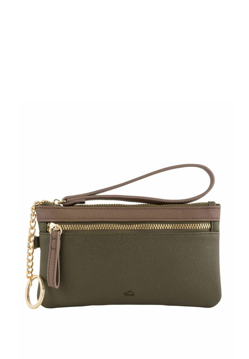Muñequera de cuero verde oliva con un zipper dorado, detalles en marrón, cadena y un llavero. Textura suave y forma rectangular.