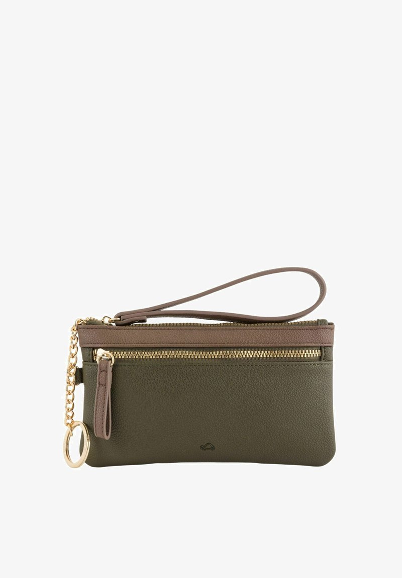 Muñequera de cuero verde oliva con un zipper dorado, detalles en marrón, cadena y un llavero. Textura suave y forma rectangular.