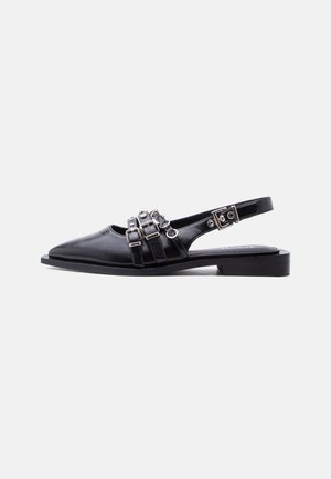 Balerini slingback din piele neagră, cu vârf ascuțit, trei curele cu cataramă și accesorii argintii pe fundal alb.