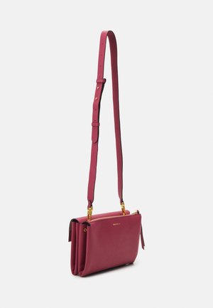 Kleine donkerroze leren crossbodytas met verstelbare band, gouden hardware en meerdere vakken.