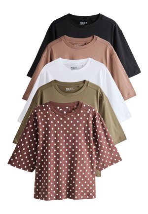 Fem foldede crew neck t-shirts stablet, farver forfra og bagud: brun med hvide prikker, olivengrøn, hvid, beige og sort.