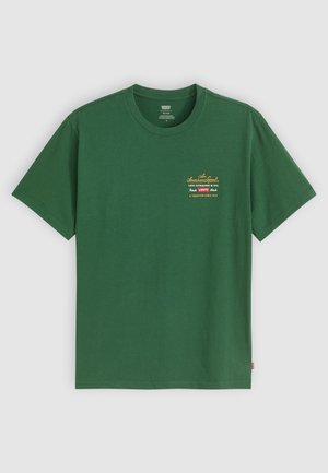 Groene katoenen T-shirt met een ronde hals, korte mouwen en een klein geel geborduurd logo op de borst. Soepele textuur, casual pasvorm.