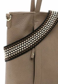 Hellbraune Lederhandtasche mit strukturiertem Finish. Verfügt über einen geflochtenen Tragegurt in Braun, Beige und Schwarz mit einem geometrischen Muster.