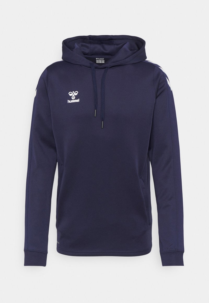 Sudadera con capucha de color azul marino, fabricada con un tejido suave. Presenta un bolsillo tipo canguro en la parte delantera, mangas largas, capucha con cordón y un logo en el pecho.