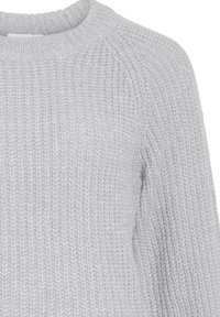 Helles graues Strickpullover mit Rundhalsausschnitt und gerippten Bündchen, der ein strukturiertes Webmuster aufweist.