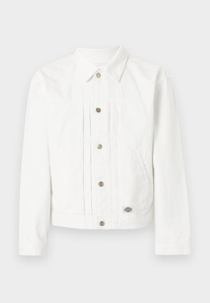 Λευκό τζιν μπουφάν με κουμπιά μπροστά, δύο πλαϊνές τσέπες, γιακά και ένα μικρό εμβληματικό σήμα κοντά στο τελείωμα, πάνω σε απλό φόντο.