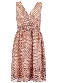 Rosa mönstrad klänning med V-ringning, insamlad midja och utsvängd kjol. Har ett upprepat diamantmönster och blomdetaljer vid fållen.