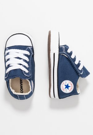 Baskets Converse bleu marine taille tout-petit avec lacets blancs, bouts en caoutchouc et patch logo sur le côté, vues de dessus et de côté.