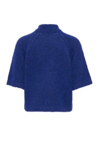 Blauer gestrickter Pullover mit hohem Kragen, kurzen Ärmeln und lockerer Passform. Die Textur ist weich und flauschig, mit dezenten Nähdetails.