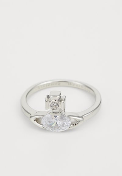 Zilveren ring met een ovale heldere steen, geaccentueerd door een kleinere ronde steen erboven. Glad, gepolijst band met een eigentijds ontwerp.