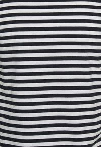 Černobílá pruhovaná látka s horizontálními pruhy stejné šířky, které se střídají, a nabízí hladkou texturu a neformální design.