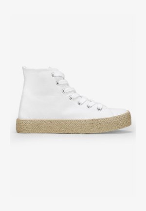 Baskets montantes blanches en toile, avec une semelle en jute texturée et des œillets en métal pour les lacets. Tige lisse avec un embout arrondi.