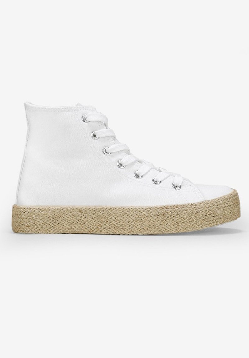 Zapatillas altas blancas de lona, con una suela de yute texturada y ojales de metal para los cordones. Parte superior suave con puntera redondeada.