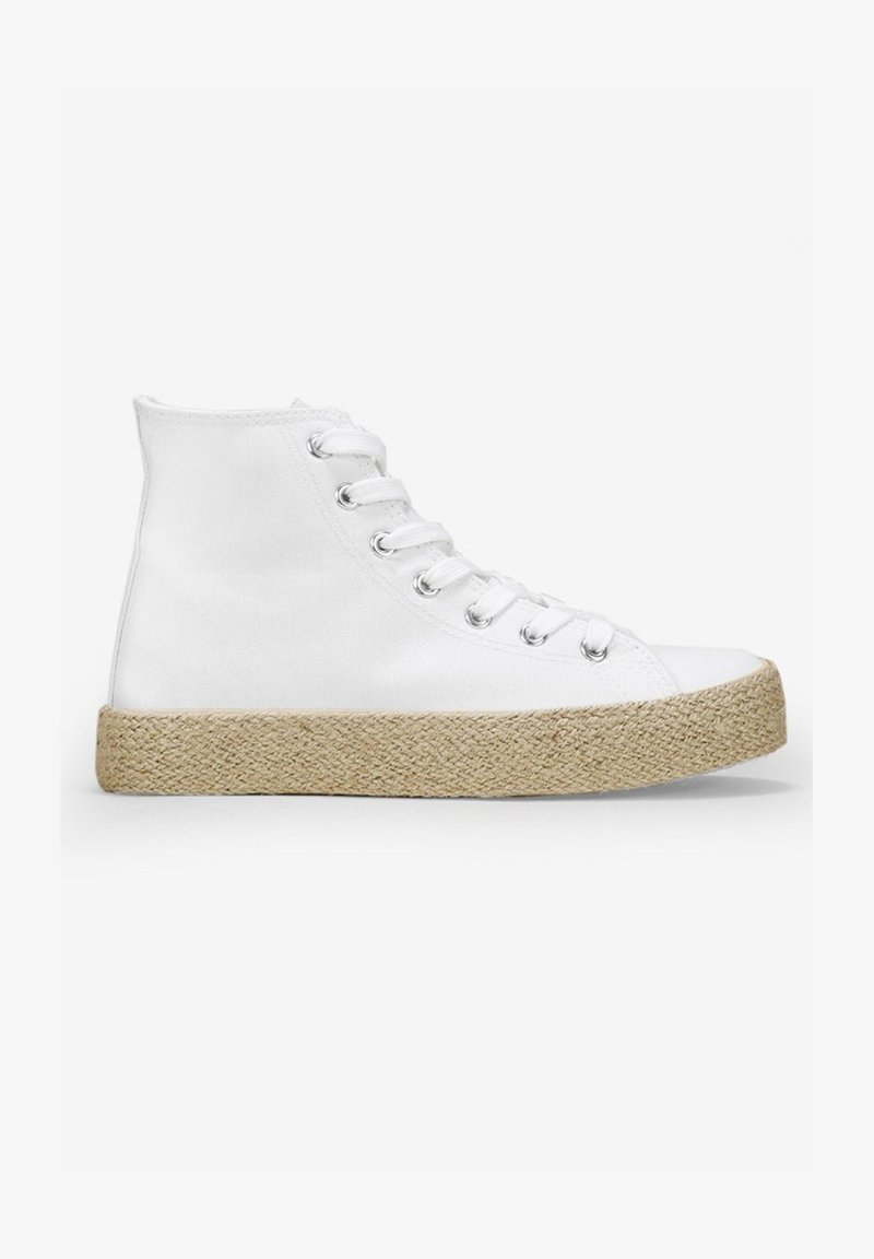 Zapatillas altas blancas de lona, con una suela de yute texturada y ojales de metal para los cordones. Parte superior suave con puntera redondeada.