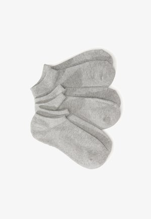 Graue Knöchelsocken aus weichem, elastischem Baumwollgemisch. Mit einem gerippten Bündchen und glatter Textur, wobei fünf Paare zusammen angezeigt werden.