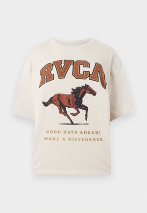 Maglietta beige a maniche corte con la scritta "RVCA", grafica di un cavallo al galoppo e le frasi "Giorni migliori in arrivo! Fai la differenza" in lettere dorate.