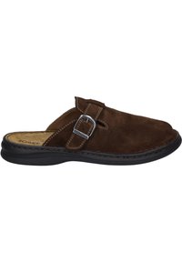 Brązowe zamszowe buty wsuwane z okrągłym noskiem, z metalowym zapięciem w kolorze srebrnym i kontrastowym przeszyciem, umieszczone na czarnej gumowej podeszwie.