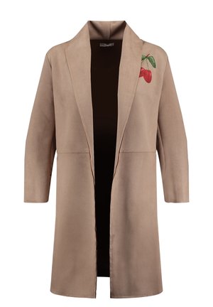 Manteau long beige à ouverture devant, manches trois-quarts, avec une petite broderie de cerise rouge et de feuilles vertes sur le côté gauche de la poitrine.