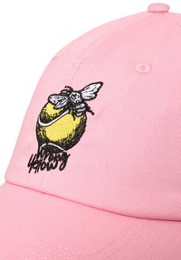 Roze honkbalpet met geborduurd geel tennisballetje en bij-ontwerp op het voorpaneel.