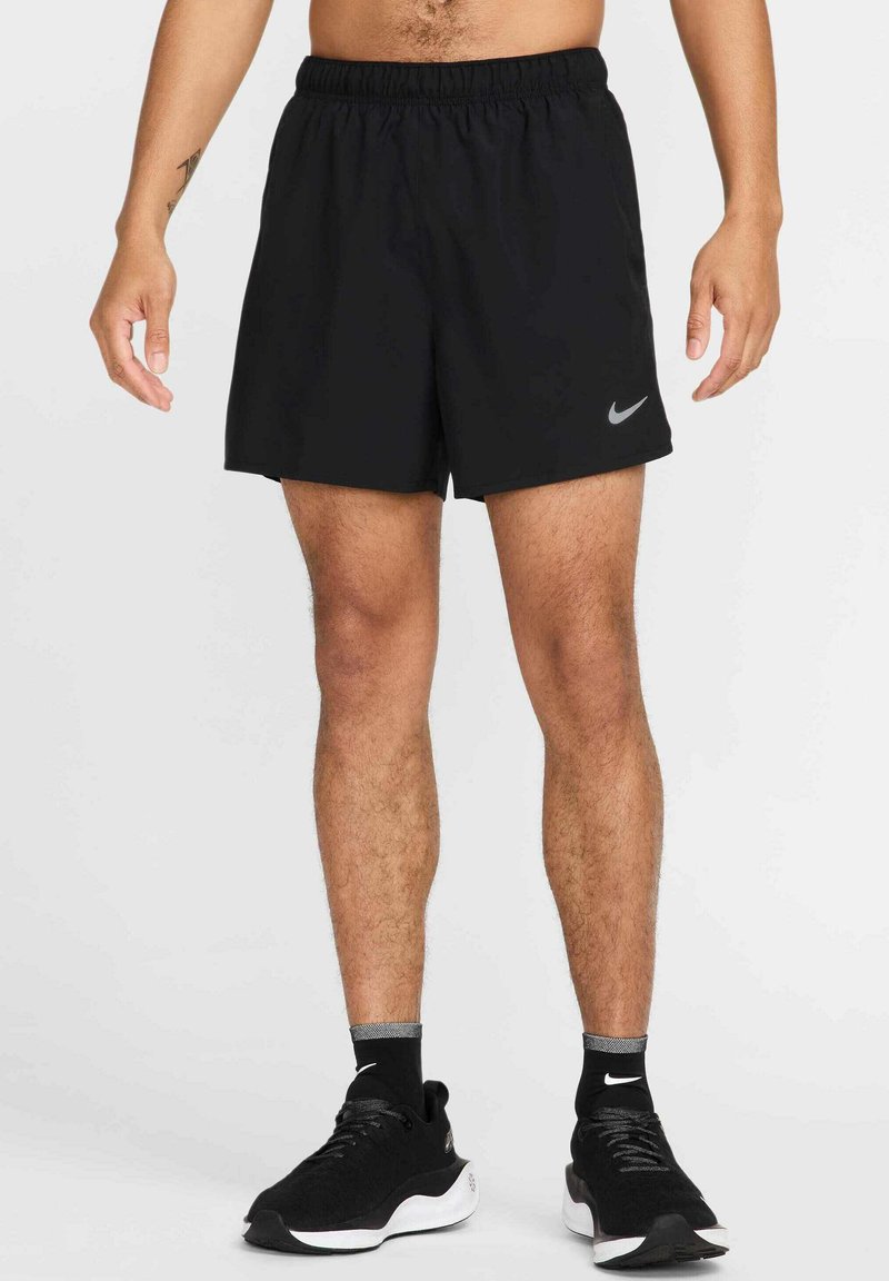 Pantalones cortos deportivos negros hechos de una tela ligera con una cintura elástica. Presenta un pequeño logo plateado de Nike en el lado inferior.
