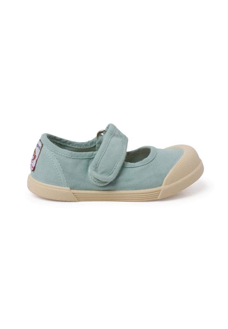 Scarpa Mary Jane in tela azzurra chiara con chiusura in velcro, suola in gomma crema, punta tonda e toppa ricamata sul tallone.