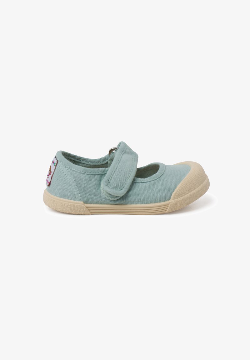 Scarpa Mary Jane in tela azzurra chiara con chiusura in velcro, suola in gomma crema, punta tonda e toppa ricamata sul tallone.