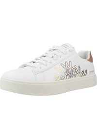 Zapatillas sintéticas blancas con una superficie texturizada, patrones decorativos de corazones en oro, plata y marrón, y un acento en el talón de color beige claro.