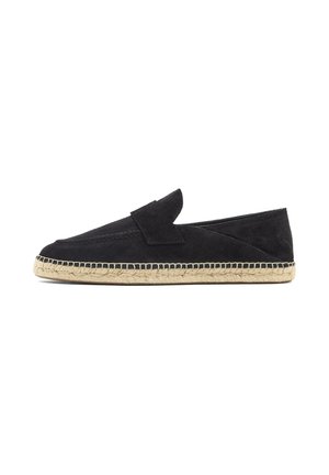 Mocassino in suede nero con suola espadrillas in juta intrecciata e dettagli cuciti, vista laterale su sfondo bianco.