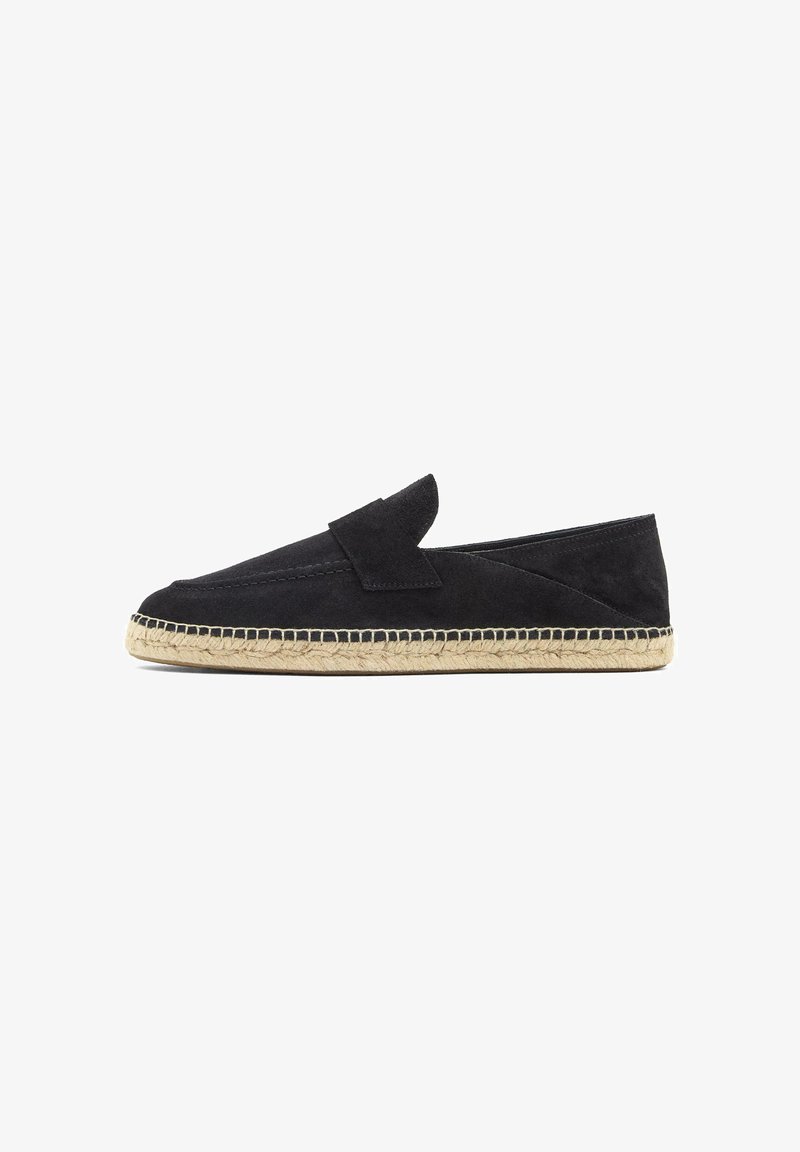 Sort ruskind loafer med vævet jute espadrille-sål og syningsdetaljer, sidevisning på hvid baggrund.