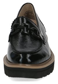Musta nahast loafers, millel on läikiv viimistlus ja dekoratiivne ahel. Paks, kihiline tald tekstureeritud musta põhjaga.