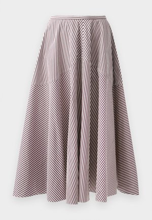 Gonna a righe con linee verticali bianche e bordeaux, caratterizzata da un design a campana e una texture arricciata in vita, realizzata in tessuto leggero.