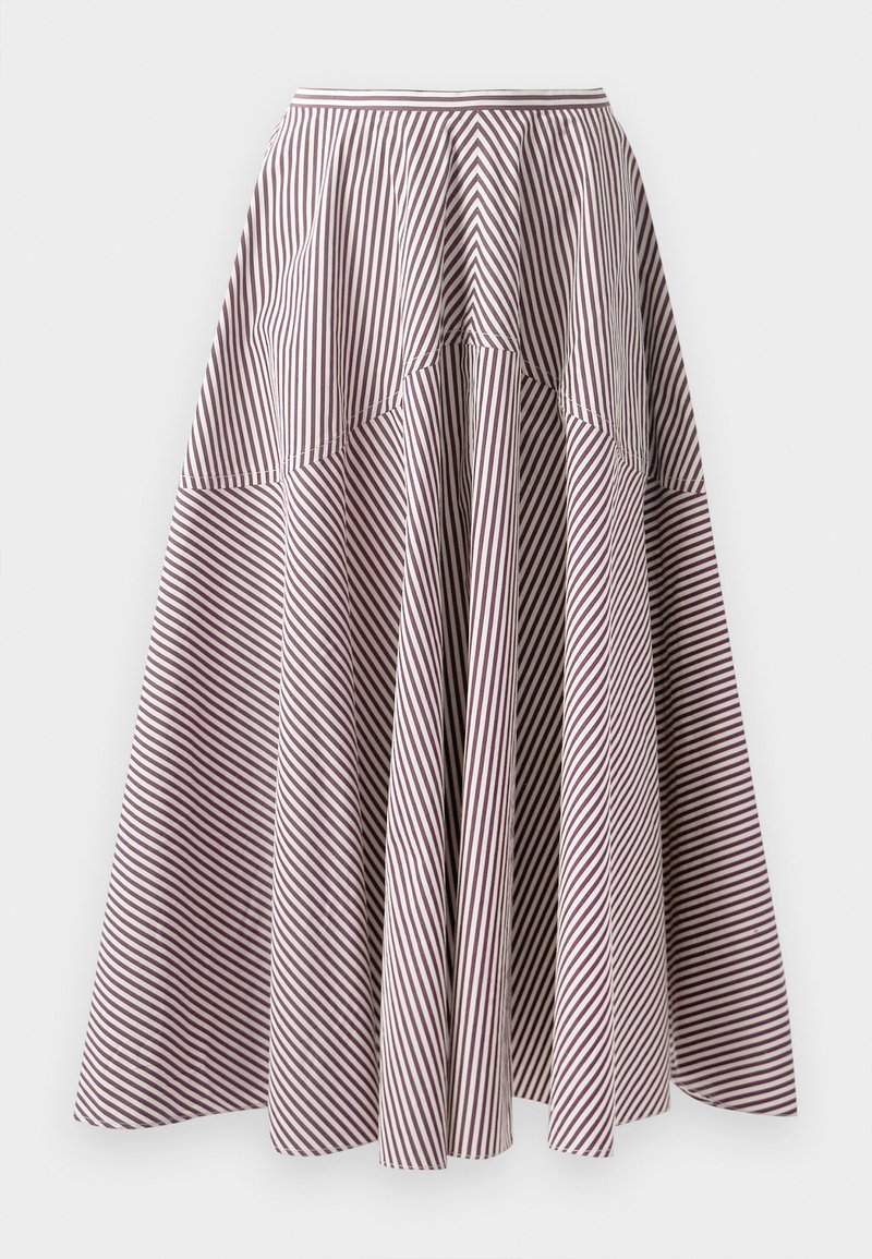 Jupe rayée avec des lignes verticales blanches et bordeaux, présentant un design évasé et une texture froncée à la taille, fabriquée en tissu léger.