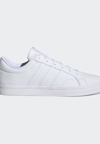 Zapatilla blanca de corte bajo con cordones y tres rayas cosidas en el lateral, con lengüeta texturizada y suela de goma plana.