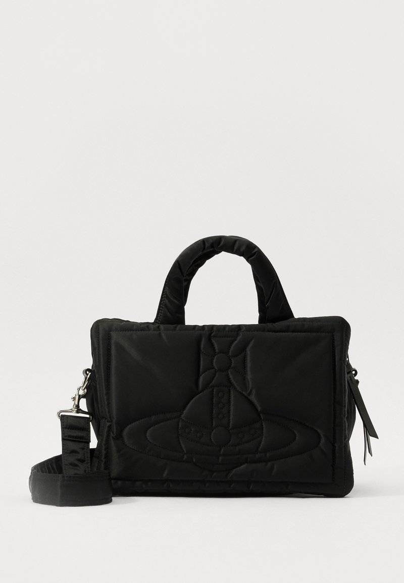 Melnas quiltotas somas ar augšējiem rokturiem un noņemamu siksnu, priekšpusē ir iespiests kosmosa tēmas dizains. Taisnstūra forma.