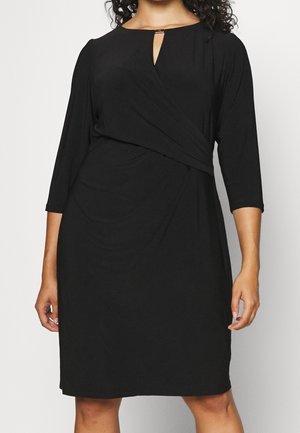 Zwarte damesjurk tot op de knie met driekwart mouwen, overslag aan de voorkant en een kleine V-hals met sluitingsdetail