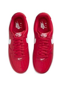Les baskets Nike Air Force 1 rouges présentent un dessus en cuir brillant, un logo blanc et des perforations au niveau des orteils pour une meilleure respirabilité.