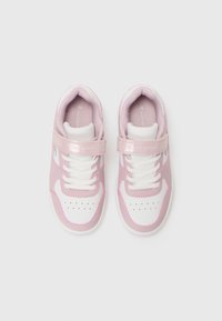 Baskets de sport roses et blanches avec une tige synthétique lisse, des lacets et une sangle en Velcro. Bout arrondi et design perforé pour la respirabilité.