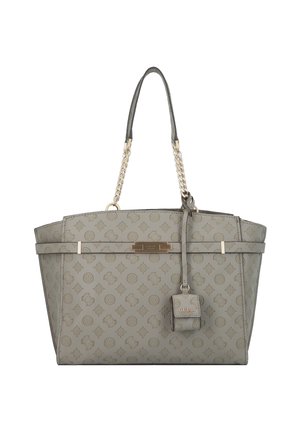 Grå designerhåndtaske med monogrammønster, guldkæde og læderstropper, samt en lille fastgjort pung med "GUESS"-logoet.