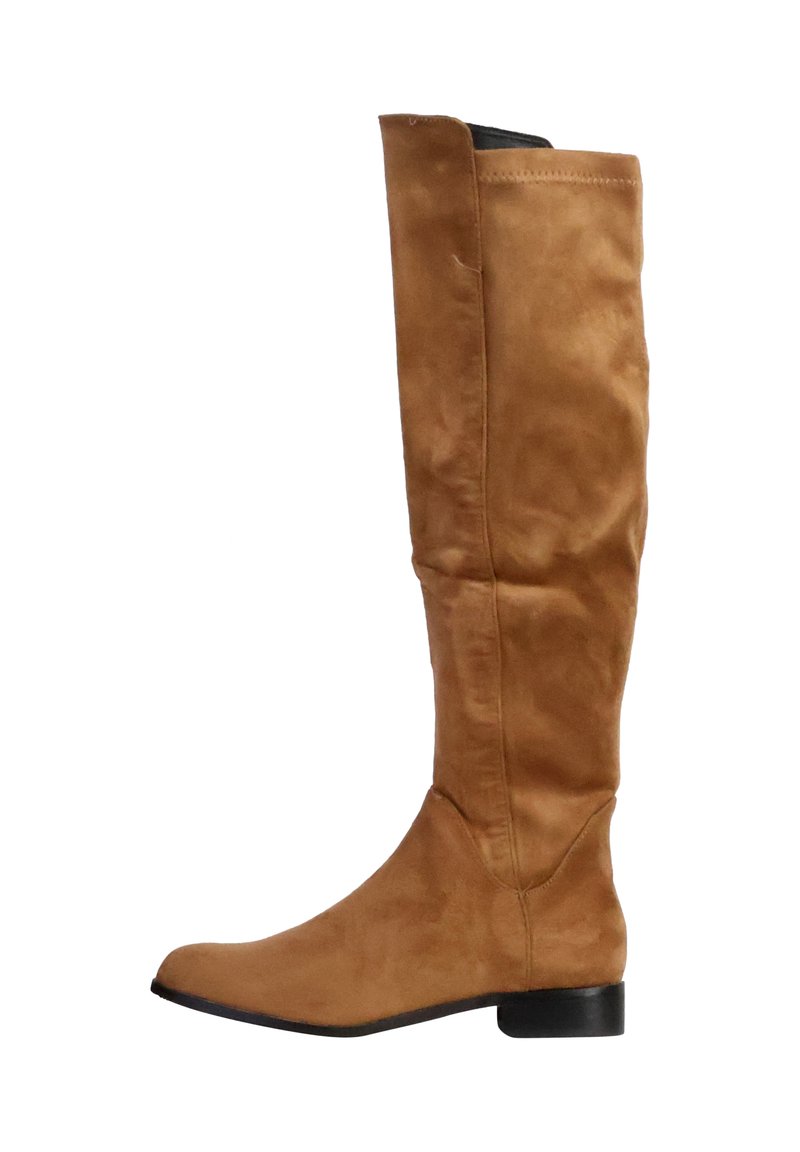 Knæhøje brune ruskindsstøvler med en flad sort hæl, der har en glat tekstur og diskrete sømdetaljer langs skaftet.