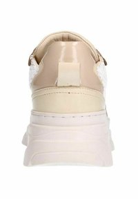 Beige sneaker met een gladde leren hiel en een gestructureerde bovenkant. De zool is wit en dik, met een gestreept ontwerp voor grip.