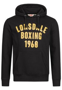 Čierna mikina s kapucňou vyrobená z bavlnenej zmesi s prednou kapsou. Na hrudi sa nachádza veľký žltý potlač "Lonsdale Boxing 1960" a kapucňa má šnúrku.