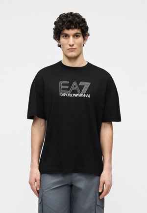 TRAIN VISIBILITY TEE LOOSE - Nyomott mintás póló - black