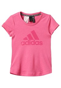 Camiseta de algodón rosa con mangas cortas y escote redondo, con un destacado logo de adidas en un tono de rosa ligeramente más oscuro.